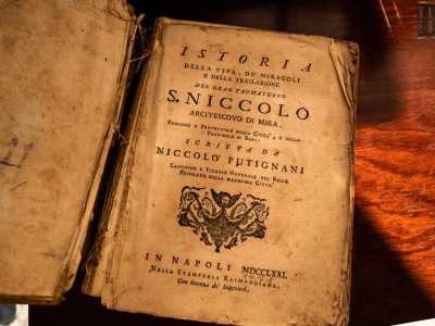 Pietro ci mostra un altro cimelio. �� il pezzo a me pi� caro � afferma mentre prende un libro mangiato dagli anni -. Lo scrisse un francescano nel 700 e racconta la vera storia del Santo di Myra�